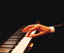 Klavierspielende Hand